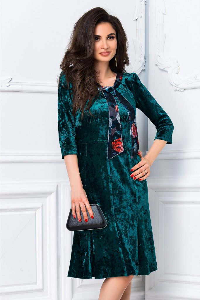 Rochie midi eleganta cu volanase la baza din catifea verde cu reflex Isabel