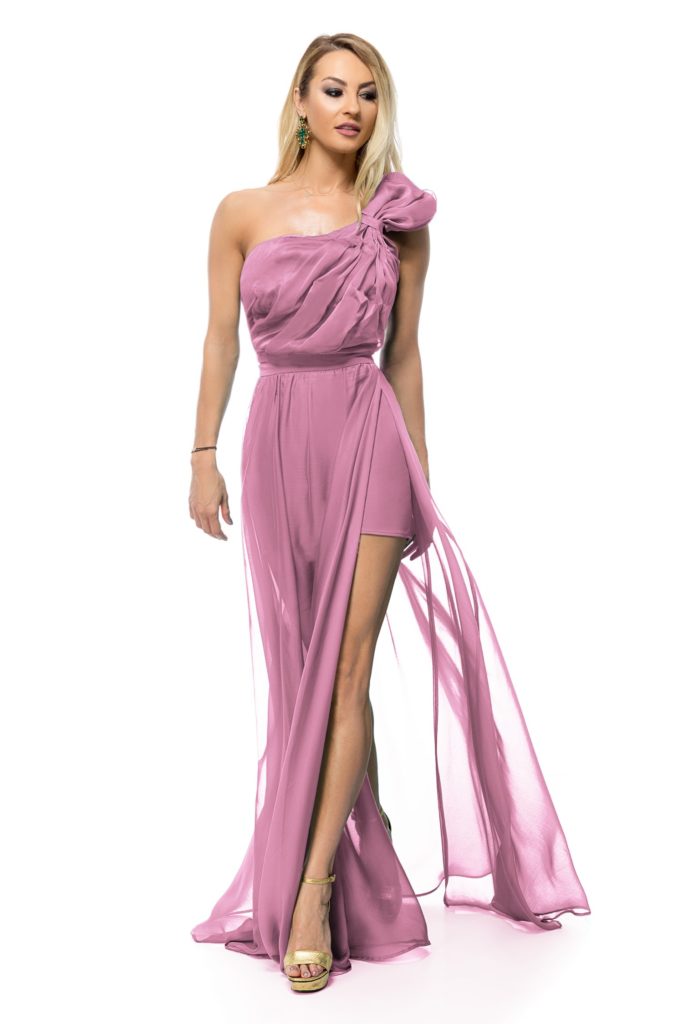 Rochie marca BBY lunga din voal rose cu design senzual cu un umar decupat si drapat cu voal delicat