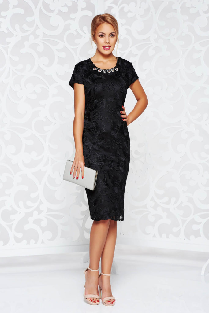 Rochie neagra eleganta de seara cu accesoriu tip colier si aplicatii de dantela brodata cu model floral stilizat